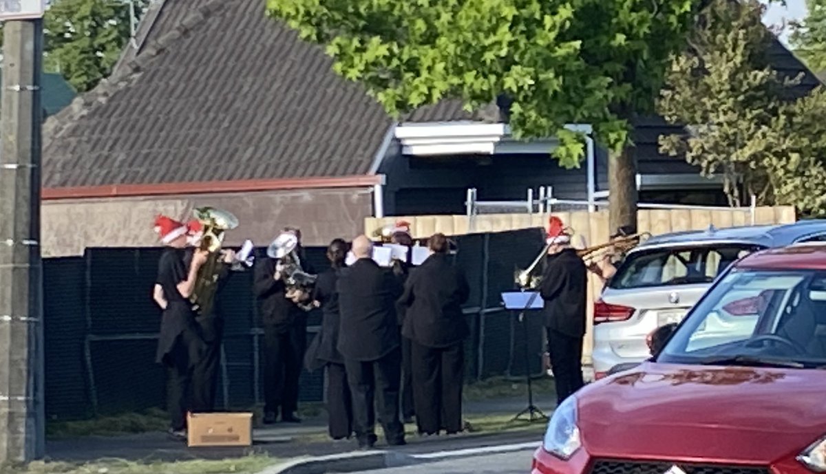 Band out on the street Christmas  carolling - so good ! 🎅🎄#xmascheer