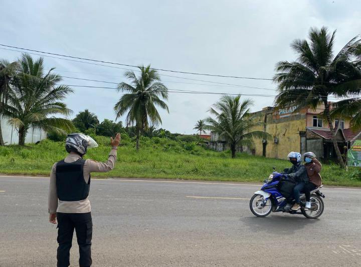 dwiseptiaa28's tweet photo. Kasat Samapta Polres Banyuasin sebar Personil SatSamapta disetiap persimpangan yang ada di wilayah Kab. Banyuasin dalam giat Strong Point , guna antisipasi kemacetan

#kapoldasumsel
#poldasumsel 
#kapolresbanyuasin
#polisibanyuasin 
#polresbanyuasin 
#quickwinspolresbanyuasin https://t.co/wxexQpn8xn