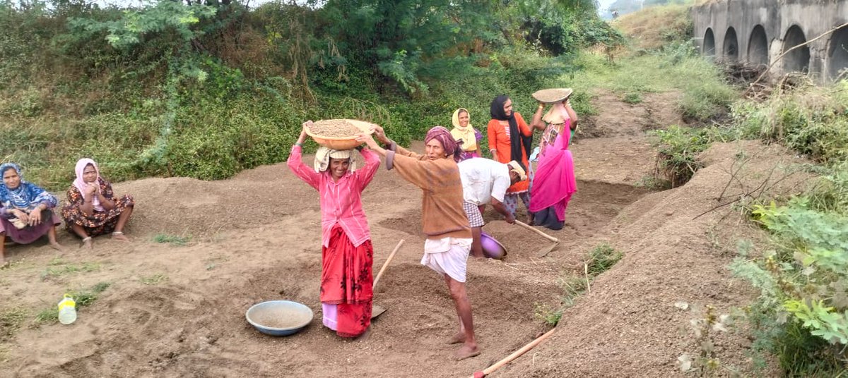 nregashirhatt's tweet photo. ಆರೋಗ್ಯವೇ ಭಾಗ್ಯ
ಗದಗ ತಾಲೂಕಿನ ಹುಯೀಳಗೊಳ ಗ್ರಾ ಪಂ ವಾಪ್ತಿಯಲ್ಲಿ ಹಳ್ಳ ಹೊಳೆತ್ತುವ ಕಾಮಗಾರಿ ಸ್ಥಳದಲ್ಲಿ ಹಾಜರಿದ್ದ ಕೂಲಿಕಾರರಿಗೆ ಉಚಿತ ಆರೋಗ್ಯ ತಪಾಸಣೆ ಹಮ್ಮಿಕೊಳ್ಳಲಾಯಿತು. 
@ZP_Gadag @DHFWKA https://t.co/q7p6ZHeSxS