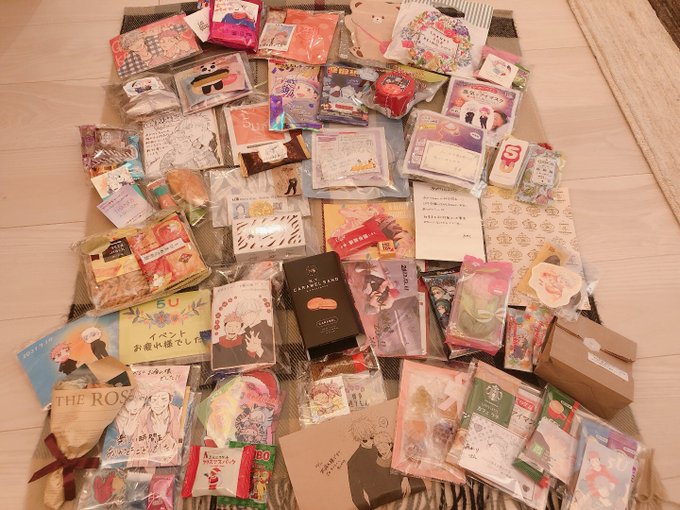 差し入れたくさんありがとうございました!!嬉しい…もったいなくて開けれん…あ、何個かノベルティも置いてしまってます 