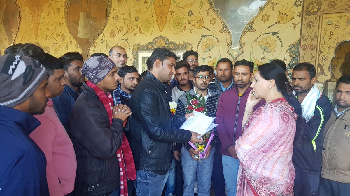 KumariDiya's tweet photo. इस दौरान सभी कैंडिडेट ने उनकी भर्ती प्रक्रिया की तारीख को बढ़ाकर जून 2023 किए जाने को लेकर माननीय प्रधानमंत्री श्री @narendramodi जी एवं रेल मंत्री श्री @AshwiniVaishnaw जी का आभार व्यक्त किया। 

@PMOIndia  @BJP4India @NWRailways https://t.co/BlJZJA9etL