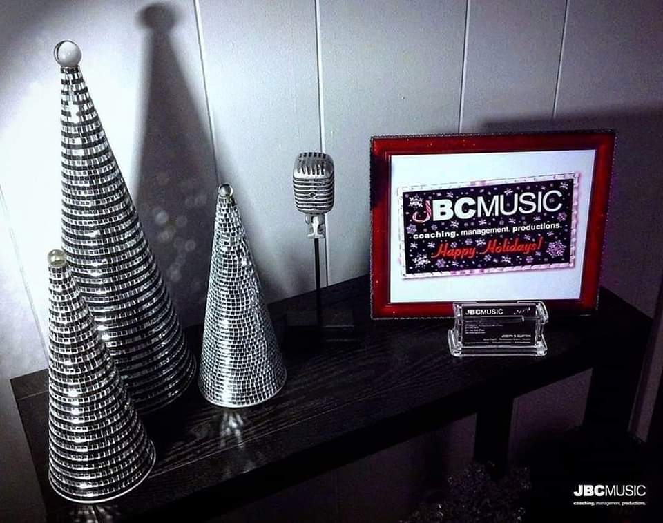 JBCMUSIC's tweet photo. It's (usually) beginning to look a lot like #Christmas at #JBCMUSIC! 🎤❤❄ @sinatra @amywinehouse #followme #vocalcoaching #vocalcoach #christmasdecorations #merrychristmas #amywinehouse #franksinatra #singinglessons #voicelessons #vocallessons #alliwantforchristmasisyou https://t.co/d70dZ7zexN