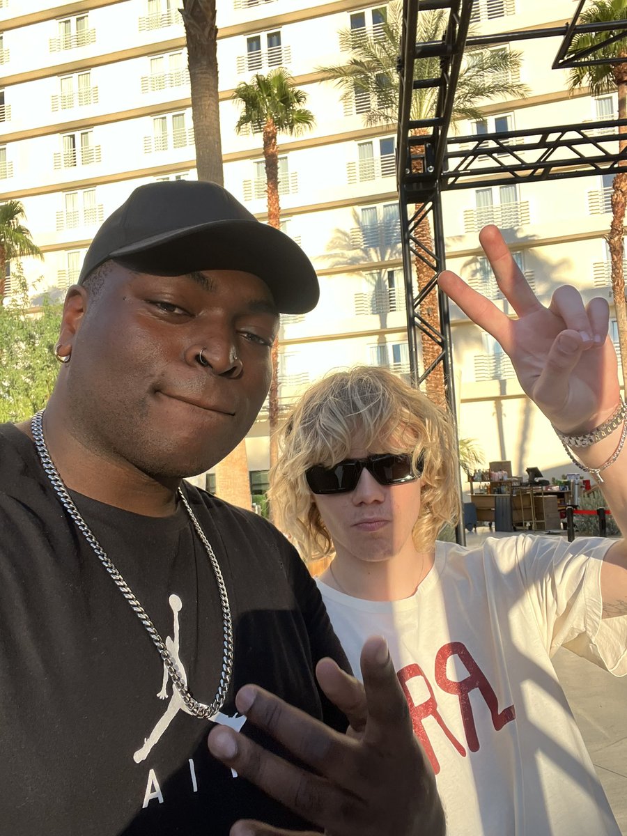 AyyItsDJ_KTime's tweet photo. Just a couple of Aussie blokes posted up in Las Vegas or whatever ✌🏾✌🏾 @thekidlaroi
#WeOutsideeee #TheKidLaroi #Jblfest22 🇦🇺🇺🇸 https://t.co/CfaI4oesJ0