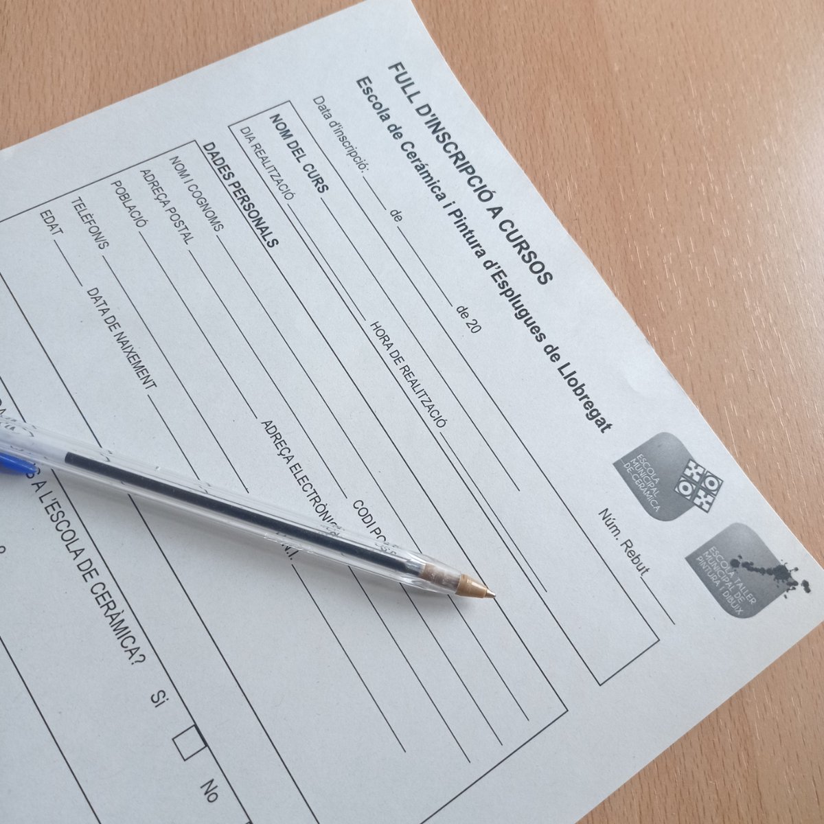 A partir d'avui i fins al 21 de desembre obrim inscripcions per a nou alumnat a l'Escola de Ceràmica i a l'Escola de Pintura. Si estàs interessat/da no dubtis en consultar-nos a quins cursos et pots apuntar! 
#escoladibuixesplugues #escolaceramicaesplugues #inscripcionsobertes