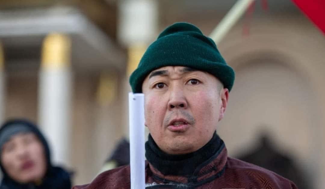 Цогтоог тэрний энэний хүн байсан, байгаагүйг  цаг хугацаа л харуулна. Харин яг өнөөдрийн байдлаар тэр бидний төлөө, том хулгайн бүлэглэлд хариуцлага тооцуулахаар, дахиж ийм хулгай гаргуулахгүйн тулд жагсаж байна. Тэр бид бүгдийн адил гагцхүү шударга ёсыг шаардаж байгаа.