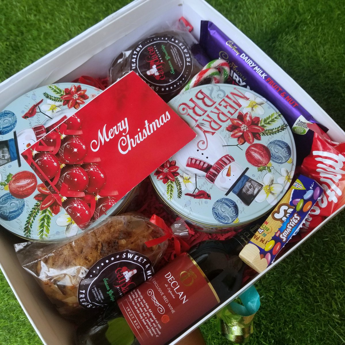houseofcandace's tweet photo. @OgbeniDipo It's the season of giving!🌲☃️🎁
Gift your taste buds, friends and family our Santa Gift Box 

N20,500 
6" Rich Fruit Cake 
Chocolate chips cookies 
2 mini banana bread 
Bar of chocolate, candy canes, smarties, maltesers 
A bottle of wine 

Lagos 
07082965649
@Candace_delights https://t.co/MAuyYRu8N2