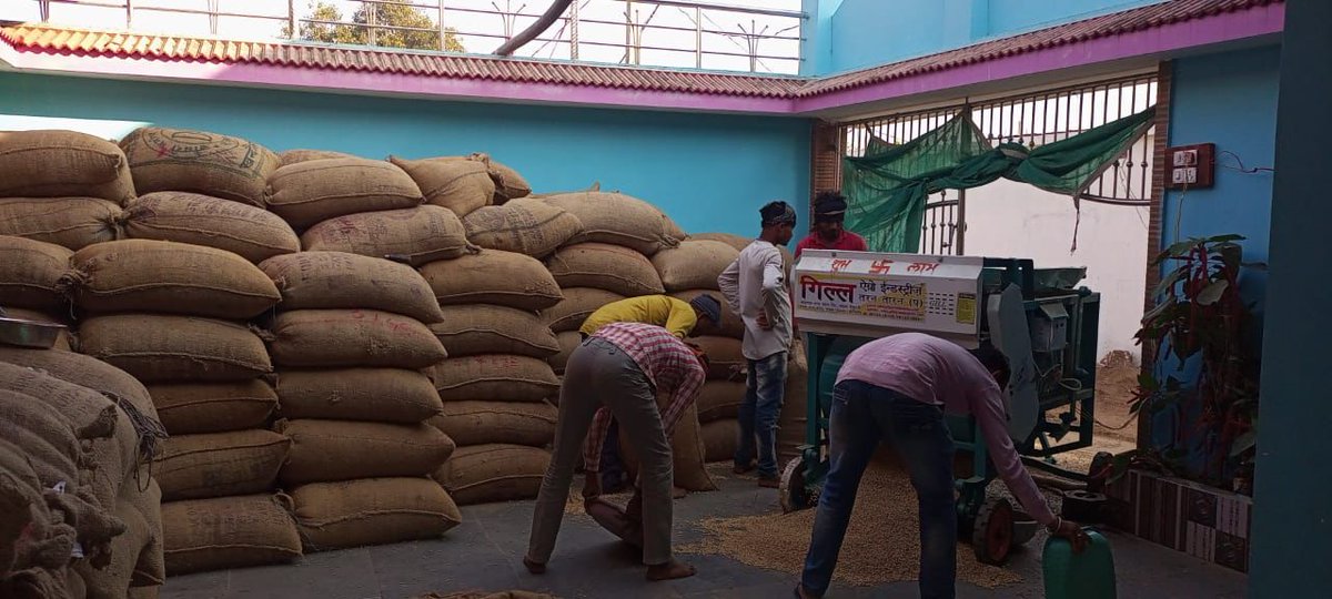 FDRVC1's tweet photo. Procurement of Soybean by Swarnupaj Mahila Kisan Utpadak Producer Company Limited is undergoing at more than 25 Digital Commodity Collection Centres (#D3Cs) operational in the villages in #Chhuikhadan & #Khairagarh Blocks. #Khairagarh #Rajnandgaon #Chhattisgarh.
#valueforindia https://t.co/TpNv0RUwXr