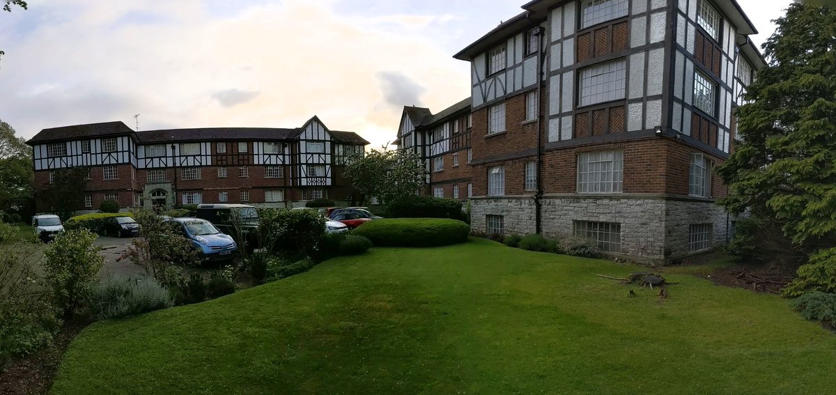 Parrotgone's tweet photo. House move day.
Today we leave the rented flat we've lived in for the last 10 years &amp; become "home owners".
The building we've lived in is a hidden gem which should really be a civic asset &amp; not subject to the neglect or exploitation of landlords/property developers. https://t.co/1hiZX7tEWu