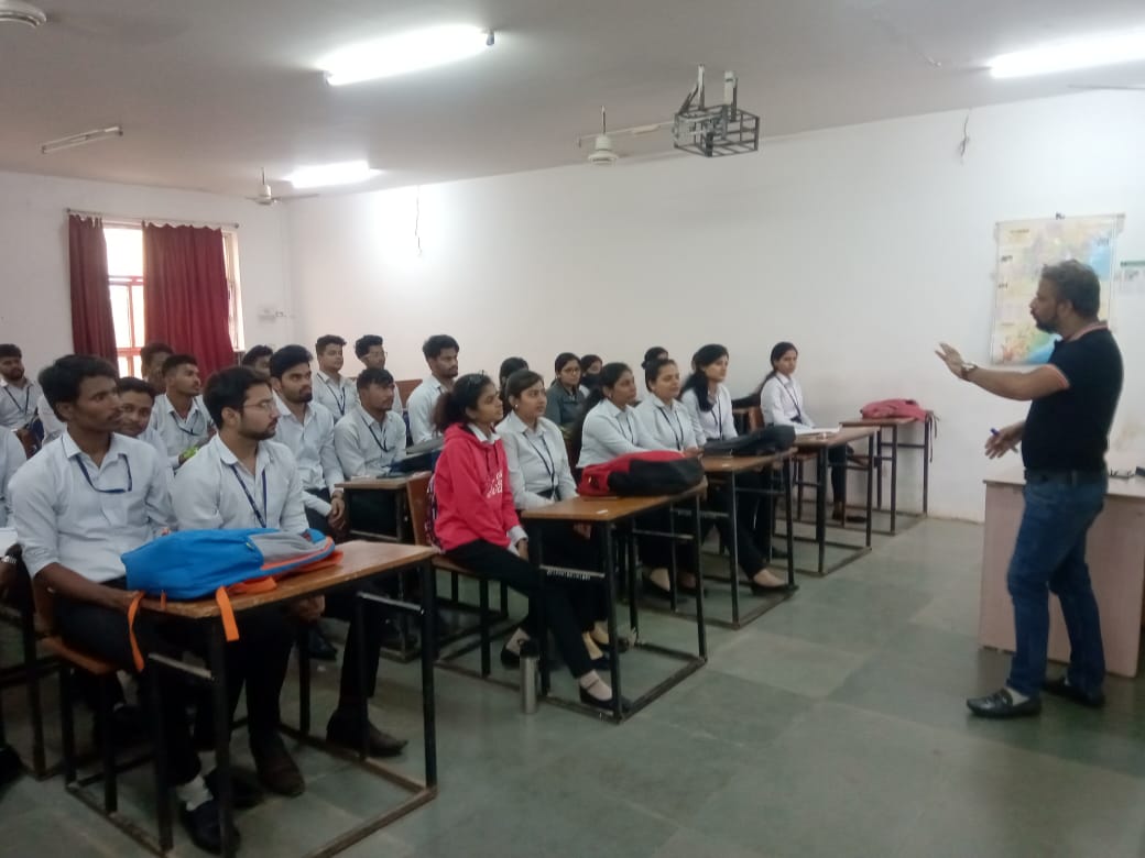 NiteshMVerma's tweet photo. While I share my wisdom and experience, these bright young minds share their enthusiasm, exuberance, hope, love and respect.

It's been an enriching experience interacting and training youth in #Bhubaneswar

#Odisha @CUTMIndia https://t.co/OS3p35HxEN