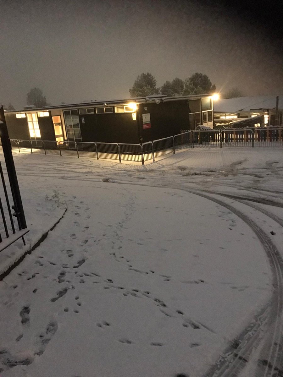 BelswainsSchool's tweet photo. *School Closure Due to Bad Weather*

Unfortunately, due to the bad weather and resulting conditions on local roads and our site, we are unable to open today.

Work for today will be set on Google Classroom. https://t.co/l9attlDyEj