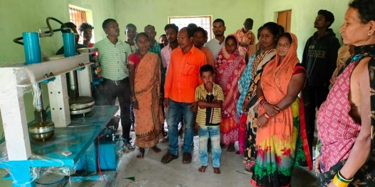 OrissaPOSTLive's tweet photo. In another attempt to push women empowerment in Chitrakonda area of Malkangiri district, the administration has provided leaf-plate-making machines to members of SHGs at Ralegada panchayat under this block.
https://t.co/pR1OsnpM2q #LeafPlate #Chitrakonda #Malkangiri #Odisha https://t.co/QSn1U25r3E
