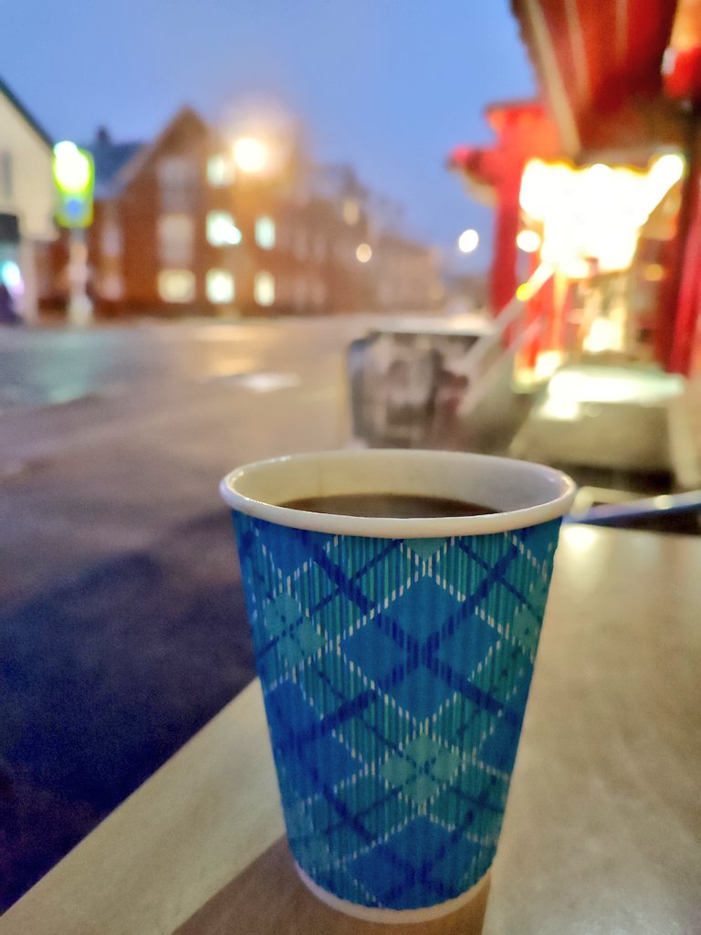 Firesnapper999's tweet photo. Family taxi down to Starbucks, sadly closed, lack of staff to open. So back home for #CaffeineResus at #DaisysCafe #NorthCamp, B4 heading out for a walk to stretch back & legs. Returning to my normal pain threshold has taken time, but getting there. Have a great start to your wk. https://t.co/7cKYTlHRwI