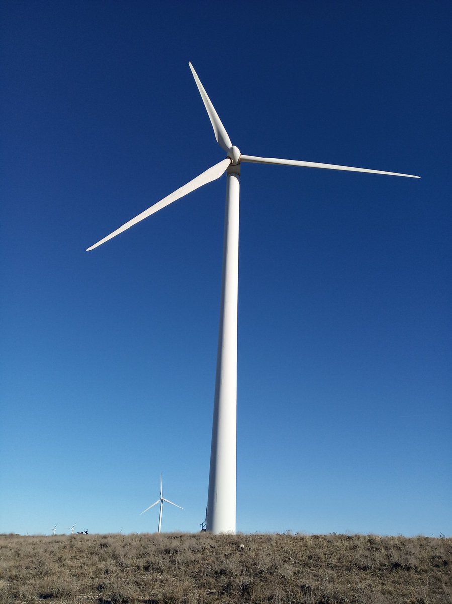Carrajerute's tweet photo. Seguimos con los lunes del #proyecto52 de @mongeleon. Hoy #50de52, toca una imagen con #movimiento. El movimiento de las palas de los aerogeneradores genera electricidad, en este caso en el sur de la provincia de Soria. https://t.co/UuG22etggj