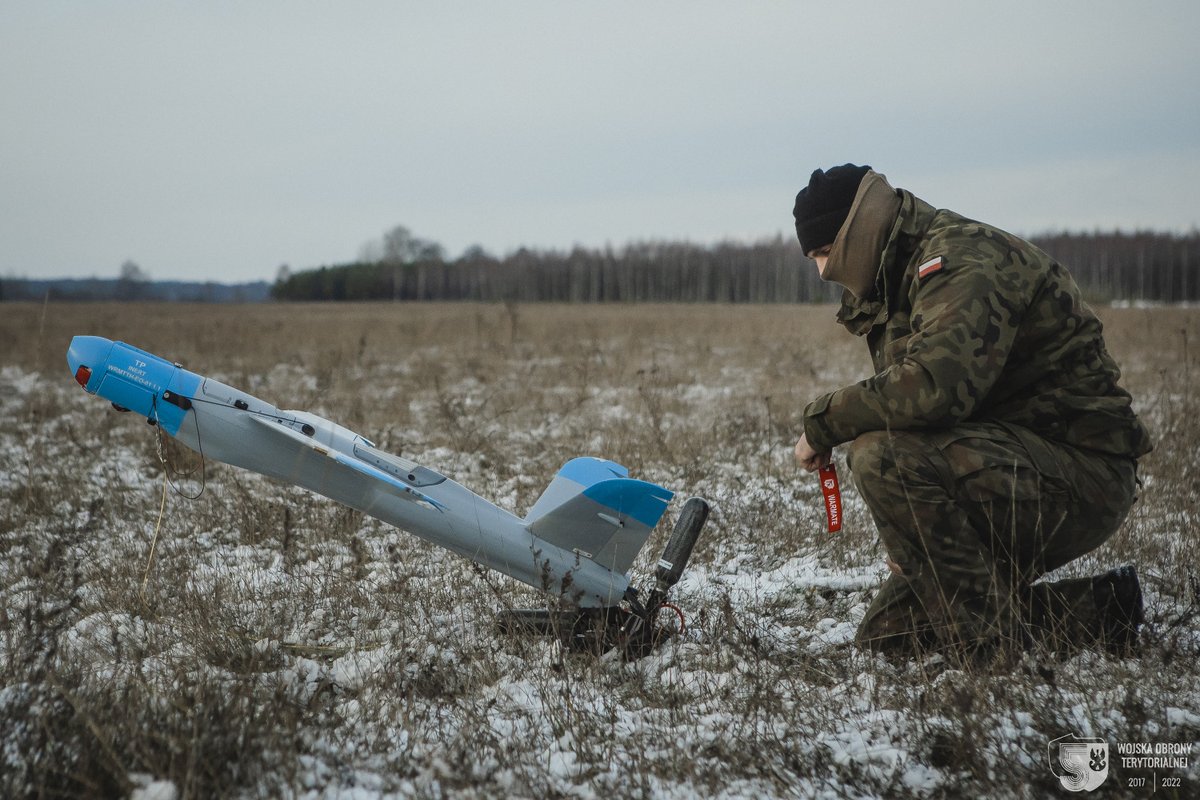 WBGroup_PL's tweet photo. Operatorzy #WARMATE z 1. Podlaskiej BOT/@terytorialsi mają za sobą pierwsze samodzielne loty. System Amunicji Krążącej WARMATE jest opracowany przez polskiego producenta @WBGroup_PL. Podlascy terytorialsi używają też rozpoznawczych #FlyEye z GRUPY WB.

https://t.co/FvMVwik9aG https://t.co/oYlBb7kL76