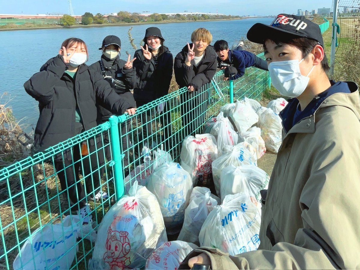 Cleaners0801's tweet photo. 12/11は東京都足立区の荒川河川敷にてゴミ拾いをしました！

拾った量はなんと17袋！

サークルとしては過去最高量を
回収することができました！

活動を続けるにつれて
回収量を増やす意識が高まっていて
今いい感じに活動できています！

Instagramには写真がたくさん載ってるのでぜひご覧ください https://t.co/lEMxW0GIbo