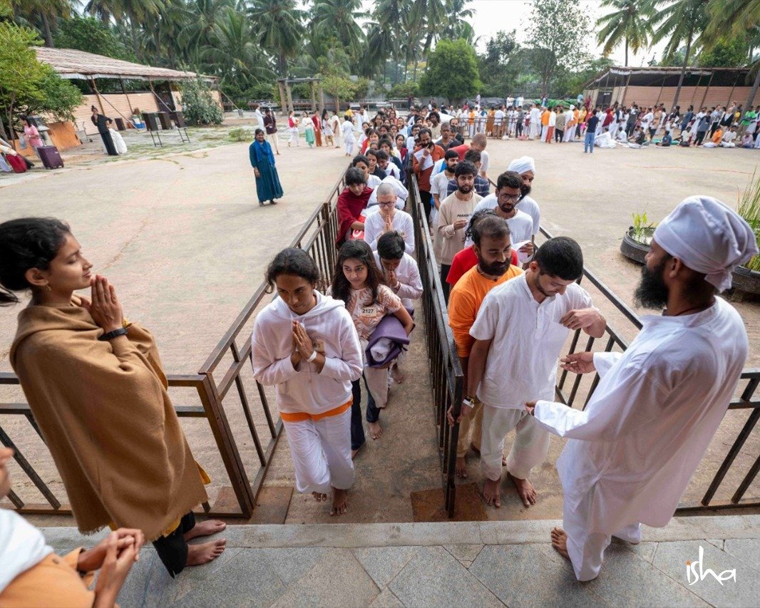 ishafoundation's tweet photo. Over 3000 people from around the world gather at Isha Yoga Center, Coimbatore to immerse themselves in Samyama – an 8-day advanced residential program personally conducted by Sadhguru that offers the possibility of experiencing explosive states of meditativeness. https://t.co/VeZi6eSG85