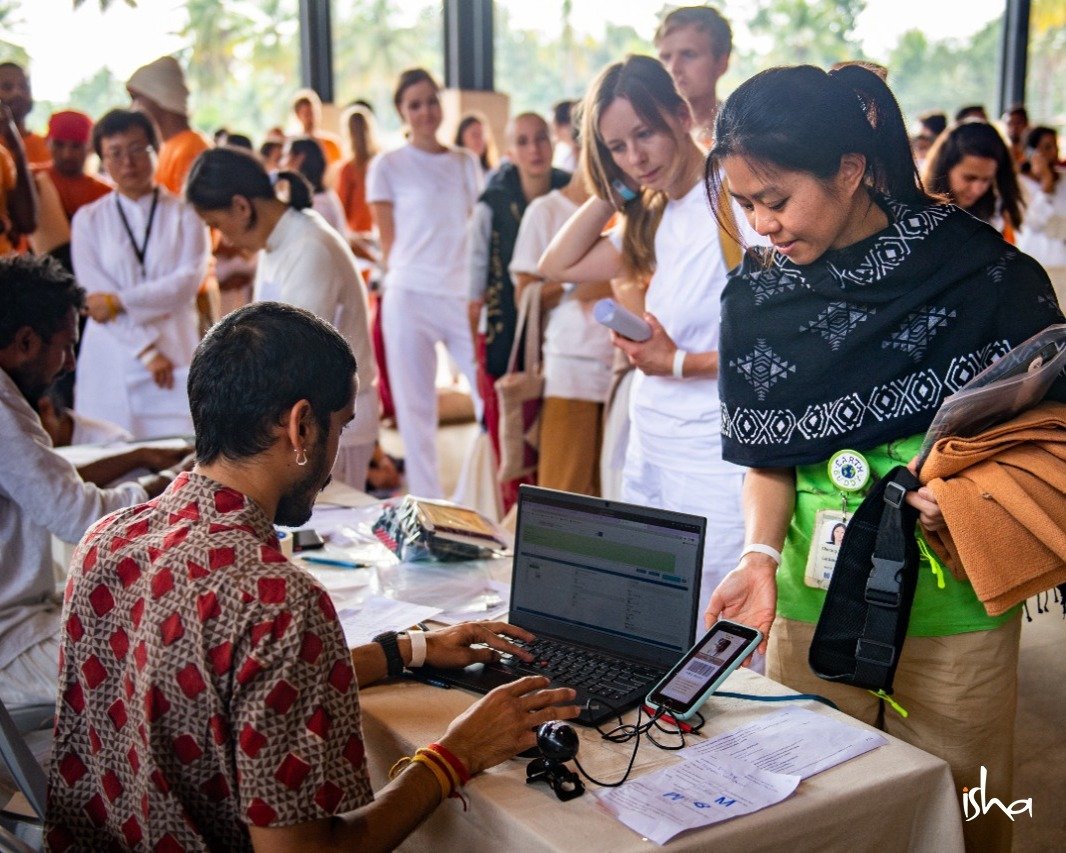 ishafoundation's tweet photo. Over 3000 people from around the world gather at Isha Yoga Center, Coimbatore to immerse themselves in Samyama – an 8-day advanced residential program personally conducted by Sadhguru that offers the possibility of experiencing explosive states of meditativeness. https://t.co/VeZi6eSG85