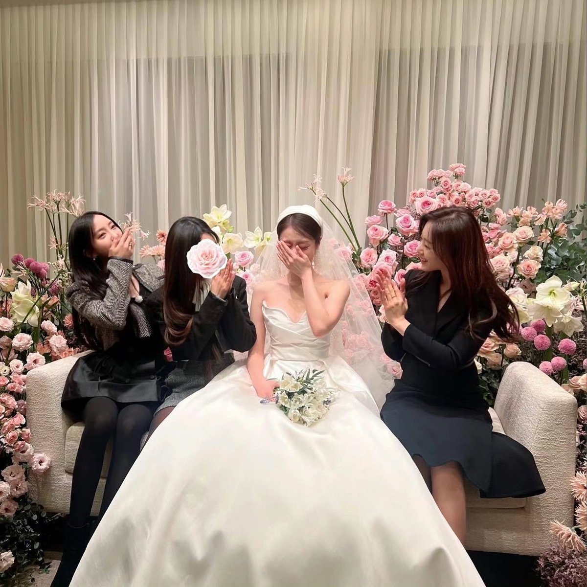 Timetoloveee's tweet photo. [TRANS] Jiyeon IG: Burst into tears the moment I saw unnies...why did unnies have to cry on such a wonderful day,don’t cry!!
A 3-combo during congratulatory speech, everyone using tears to attack...🤧
What else do we need to say (between us)..
Thank you, I love you my unnies https://t.co/AGIajBwWwY