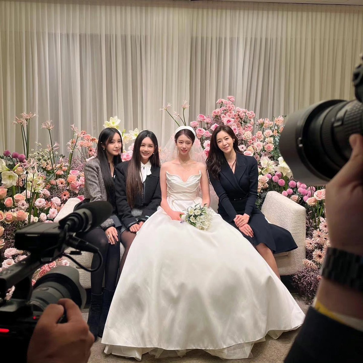 Timetoloveee's tweet photo. [TRANS] Jiyeon IG: Burst into tears the moment I saw unnies...why did unnies have to cry on such a wonderful day,don’t cry!!
A 3-combo during congratulatory speech, everyone using tears to attack...🤧
What else do we need to say (between us)..
Thank you, I love you my unnies https://t.co/AGIajBwWwY