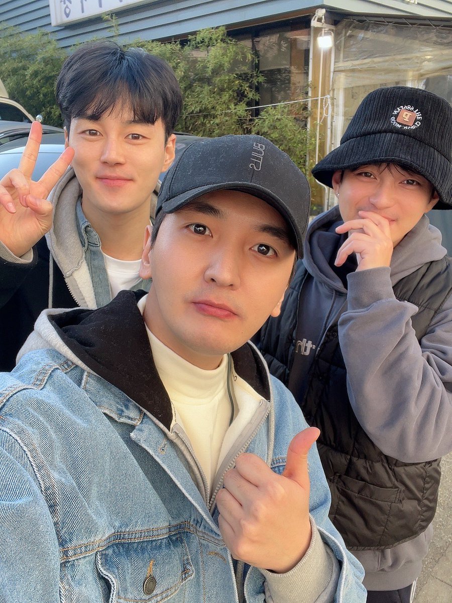 LU4USOFFICIAL's tweet photo. こんにちは、LUKUS(LU4US)です!!
練習頑張っています!!
D-4
 
#LUKUS #LU4US #루커스 #동현 #효야
#지니 #練習中 #頑張ります #가수 
#Kpop 
  @qweasd7777  @jonghyokim9 
@LU4USOFFICIAL https://t.co/tAj8P487zy