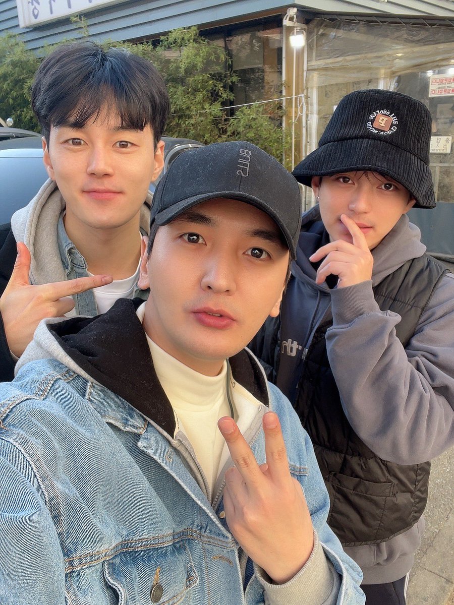 LU4USOFFICIAL's tweet photo. こんにちは、LUKUS(LU4US)です!!
練習頑張っています!!
D-4
 
#LUKUS #LU4US #루커스 #동현 #효야
#지니 #練習中 #頑張ります #가수 
#Kpop 
  @qweasd7777  @jonghyokim9 
@LU4USOFFICIAL https://t.co/tAj8P487zy