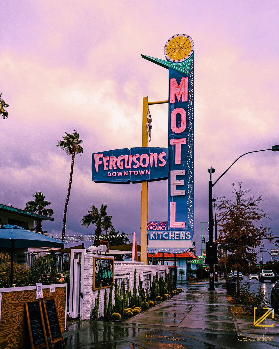 GaiChicken's tweet image. A Rainy Day at Downtown Fergusons, East Fremont. Las Vegas, Nevada. 

#DTLV #Fergusons #EastFremont #LasVegas #Nevada #NeonSign #Vintage