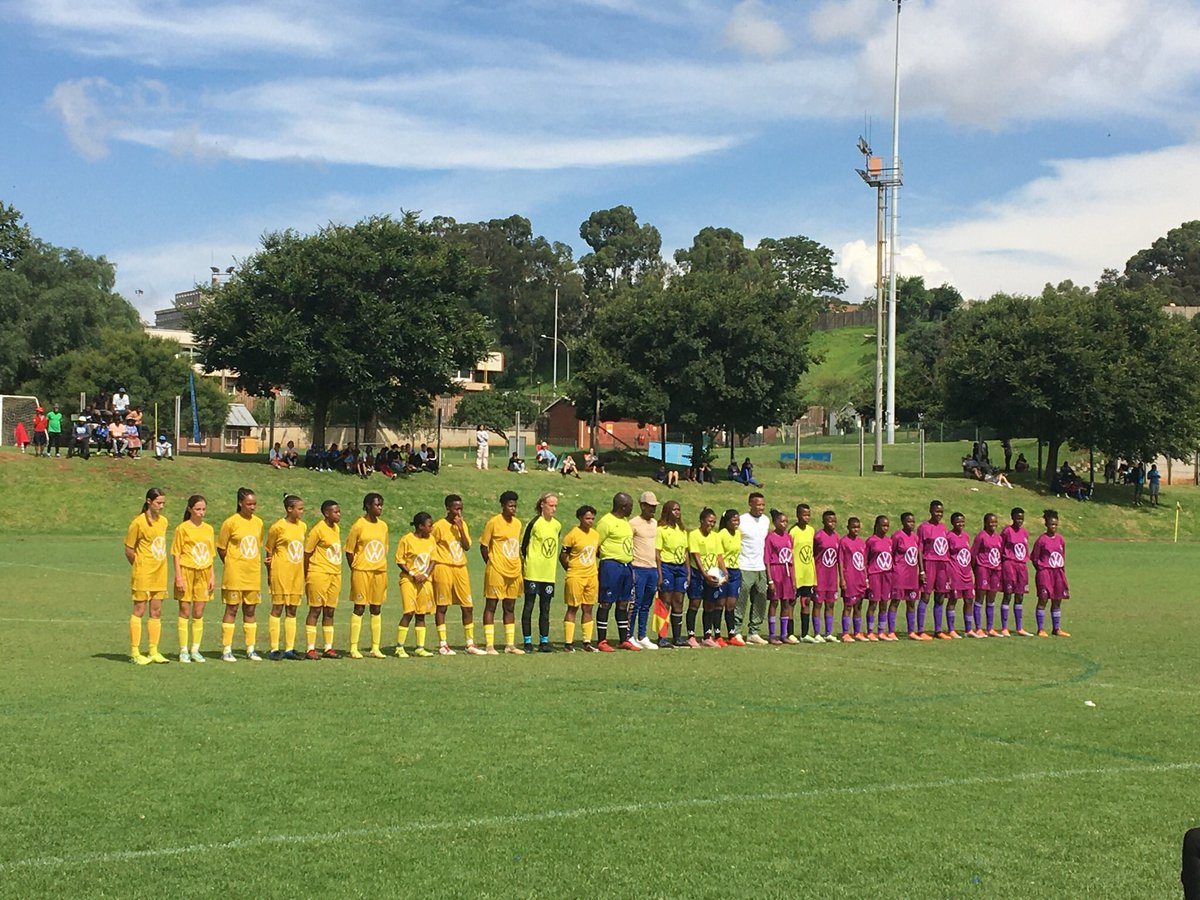 DanieMothowagae's tweet photo. #MrMC @BelebesiC thanks for holding it up so well as the official noisemaker at #VWVayaCup. 👌🏼
Young girls played some good football there: their teams are more structured now https://t.co/7Ea9taEvrF