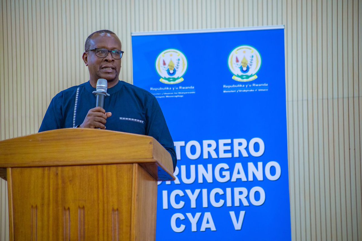 Unity_MemoryRw's tweet photo. Mu #Itorero ry’ #Urungano ryatangijwe ku Cyumweru tariki ya 11/12/2022 mu Karere ka @MusanzeDistrict mu Kigo cya @IPRCMusanze , Min @DrDamascene  yakomeje #Intore azibwira ko nubwo twaciye mu mateka ashaririye, tudakwiye guheranwa nayo. https://t.co/cAXweIgz2m