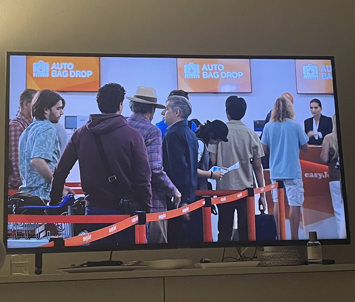 The biggest #WhiteLotus finale plot hole is that $50k was a drop in the bucket but they’re flying @easyJet