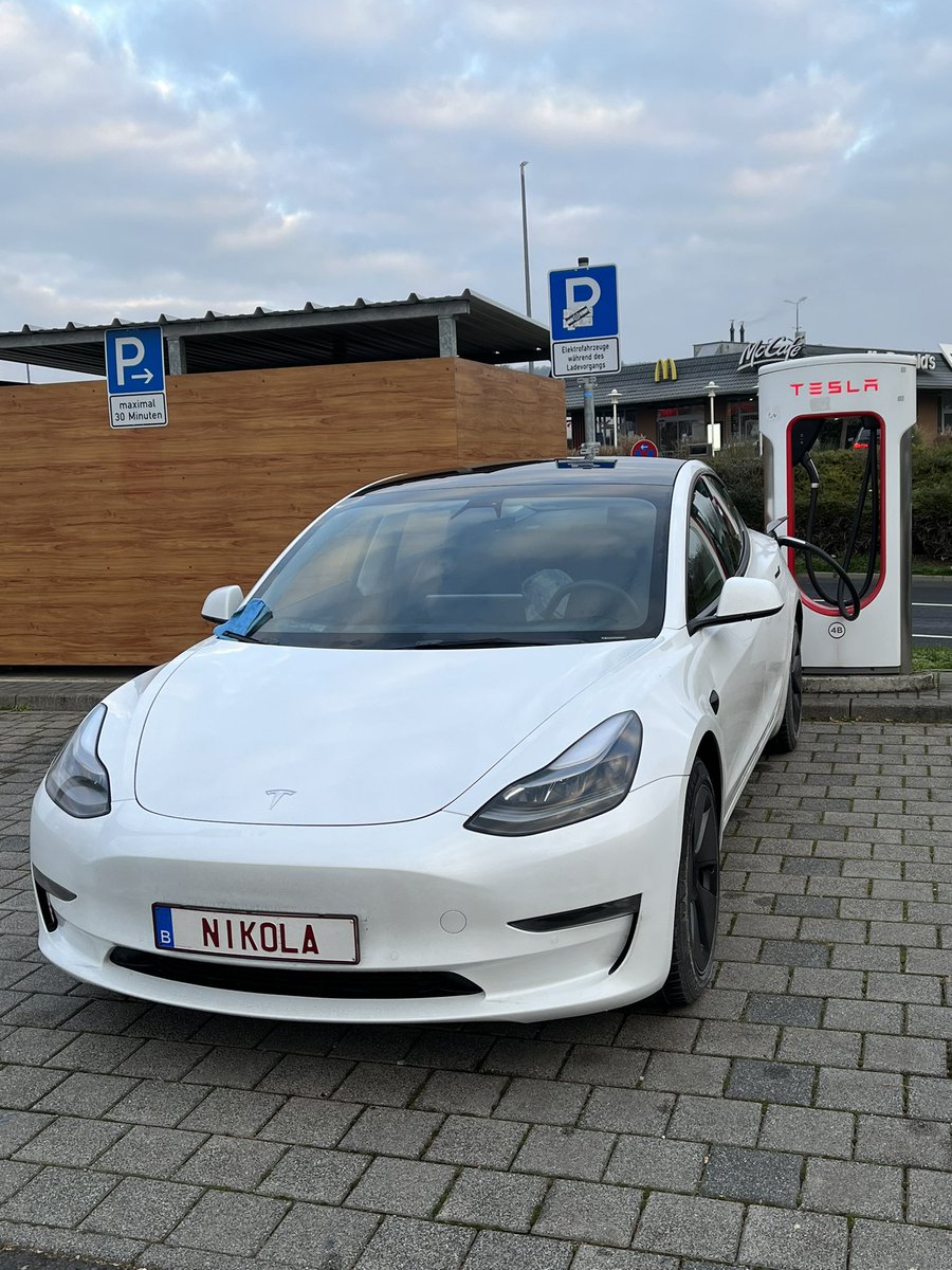 JimmyMotmans's tweet photo. Op wintersportvakantie naar Italië. De heren van #hln deden 2 dagen van Oostende naar de Hoge Venen, wij gingen van #Kermt naar #valgardena in 11 uurtjes 🔋⚡️#GOEV https://t.co/gLQVyq1xdT