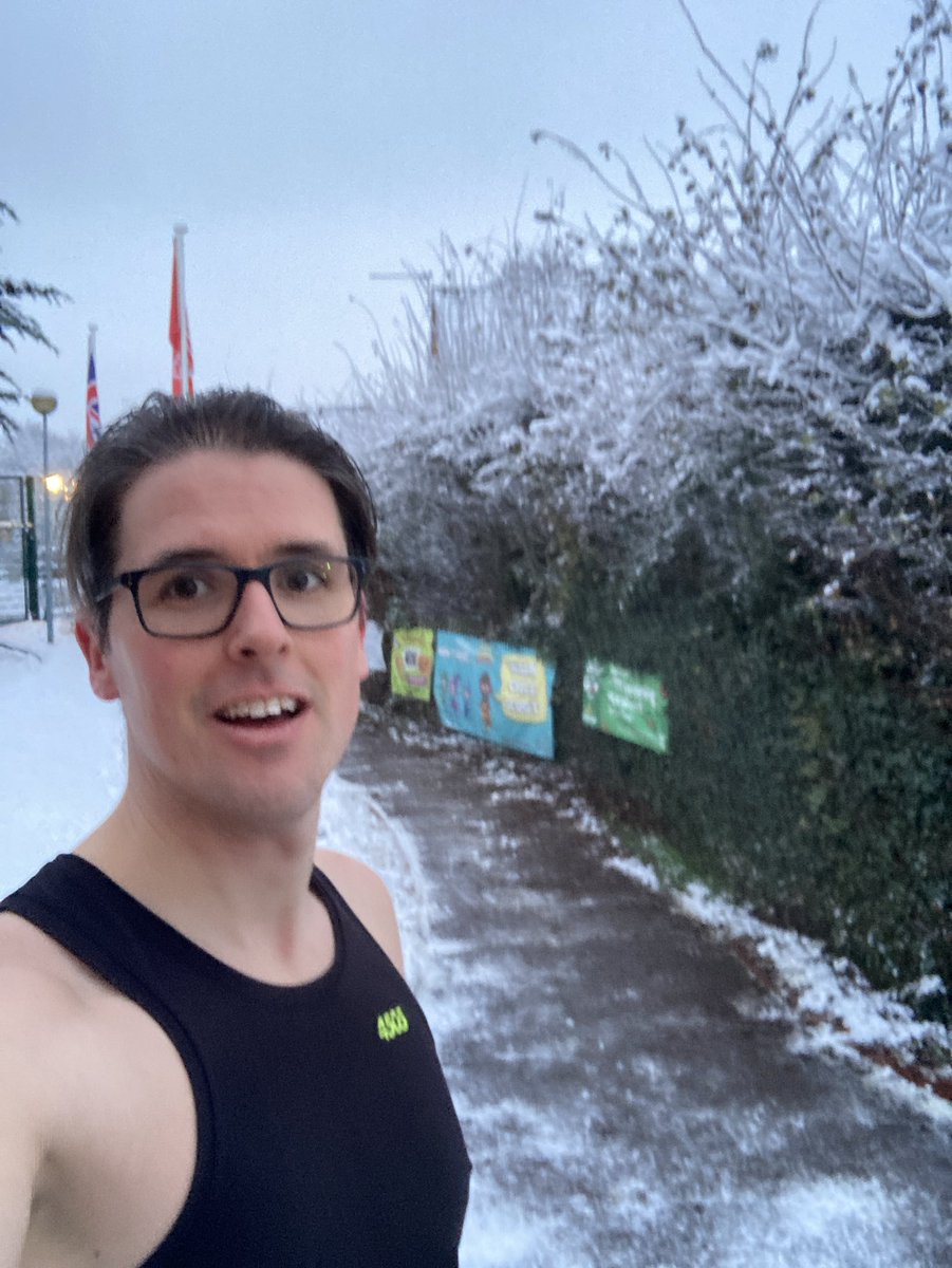 Sweep sweep sweep!
#Headteacher #GrabAShovel! 
🌨️❄️⛄️🥶
