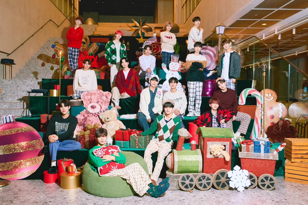 BN_Music's tweet photo. BRANDNEW YEAR 2022 'BRANDNEW V1S1ON' OFFICIAL PHOTO #1

2022.12.17 6PM (KST) RELEASE

#AB6IX #BDC #YOUNITE
#BRANDNEWYEAR2022 #V1S1ON
#브랜뉴뮤직 #BRANDNEWMUSIC https://t.co/sNDYAlmqJJ