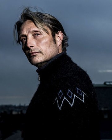 Some cuddly and cosy Mads to start your week 💙
Happy #MadsMonday! 
 ❄️❄️

#MadsMikkelsen
