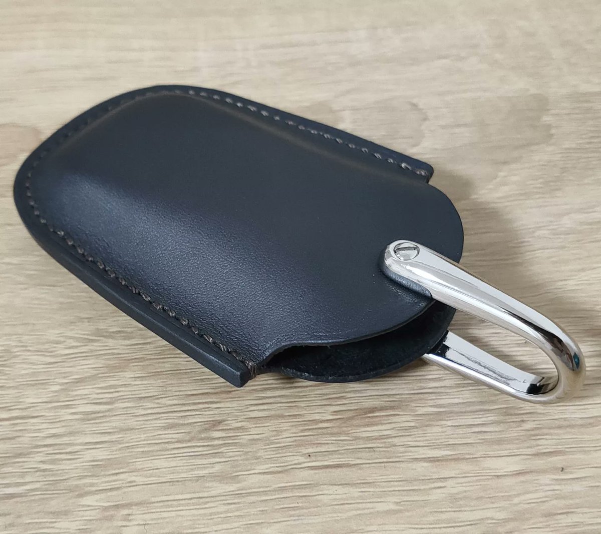 Hareo_leather's tweet photo. 以前オーダーでお作りしたエンジンスターターケースです。
Yupiteru製エンジンスターター
VE-E7710st
が装着できます。
ご希望の黒い革とシルバーの金具で制作しました。
#エンジンスターターケース #スマートキーケース #オーダーメイド #レザークラフト #enginestarter #smartkeycase https://t.co/5nV6woDMj6
