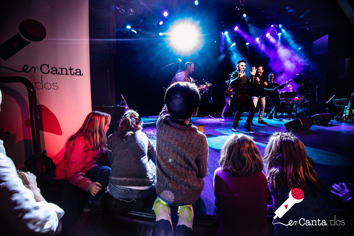 en_canta_dos's tweet photo. 🤟 Sabíem que seria un concert emocionat. Però va superar tota expectativa. 
Ahir va bategar Luz de Gas. I el món que es mou al ritme de la solidaritat i la inclusió. 
G-R-À-C-I-E-S ‼️
#llenguadesignescatalana
➕fotos de @furalabfoto: https://t.co/NiltfsMA8J https://t.co/3CEOHnq7nF