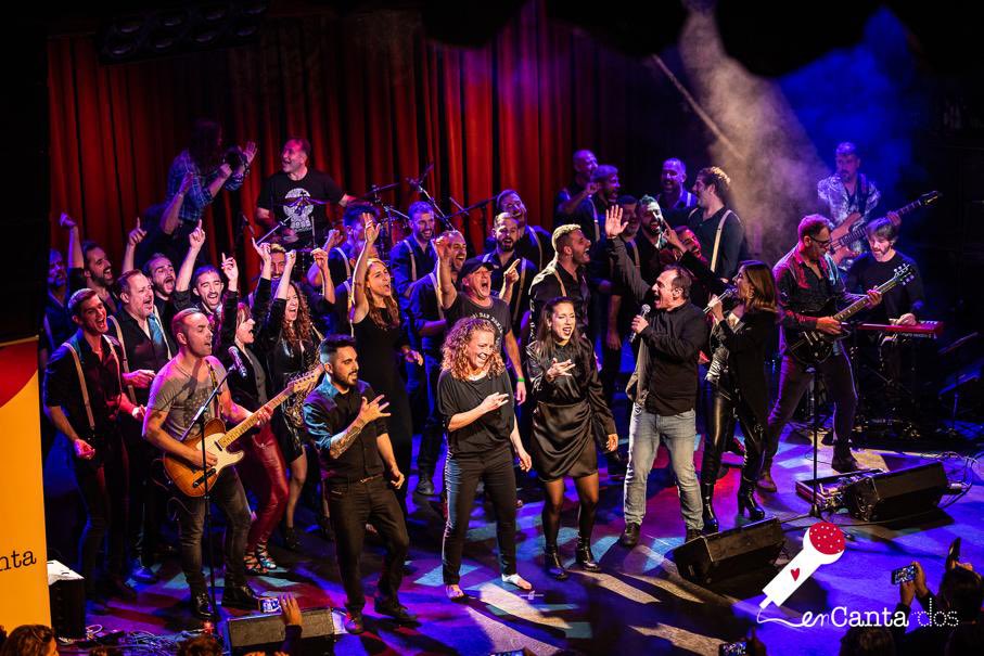 en_canta_dos's tweet photo. 🤟 Sabíem que seria un concert emocionat. Però va superar tota expectativa. 
Ahir va bategar Luz de Gas. I el món que es mou al ritme de la solidaritat i la inclusió. 
G-R-À-C-I-E-S ‼️
#llenguadesignescatalana
➕fotos de @furalabfoto: https://t.co/NiltfsMA8J https://t.co/3CEOHnq7nF