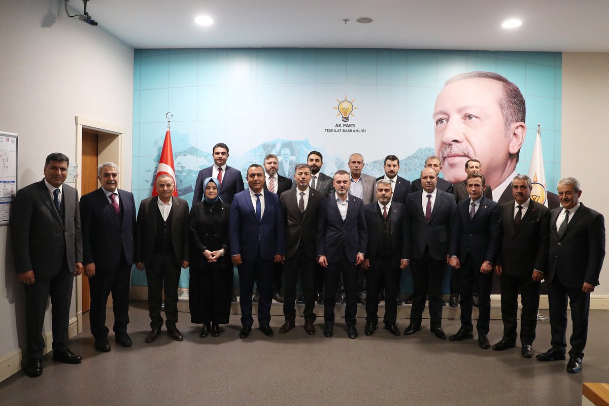 Başarılı Şanlıurfa Mitingi sonrası Genel Merkez Teşkilat Başkanımız <a href="/erkankandemir/">Erkan Kandemir</a>’in daveti üzerine Genel Merkezde İlçe Başkanlarımız ve İl Yürütmemizle bir araya geldik. Başarılı Şanlıurfa mitingi için Şanlıurfa’yı tebrik ettiler. 
<a href="/Akparti/">AK Parti</a>