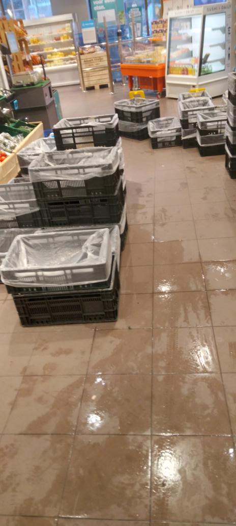 vpmdemos's tweet image. Al langere tijd grote lekkage in AH Turfmarkt
In bakken wordt het water opgevangen .
Hopelijk gaan daar geen mensen uitglijden of vallen.
Volgens AH kunnen de instanties de oorzaak van het lek nog niet vinden.