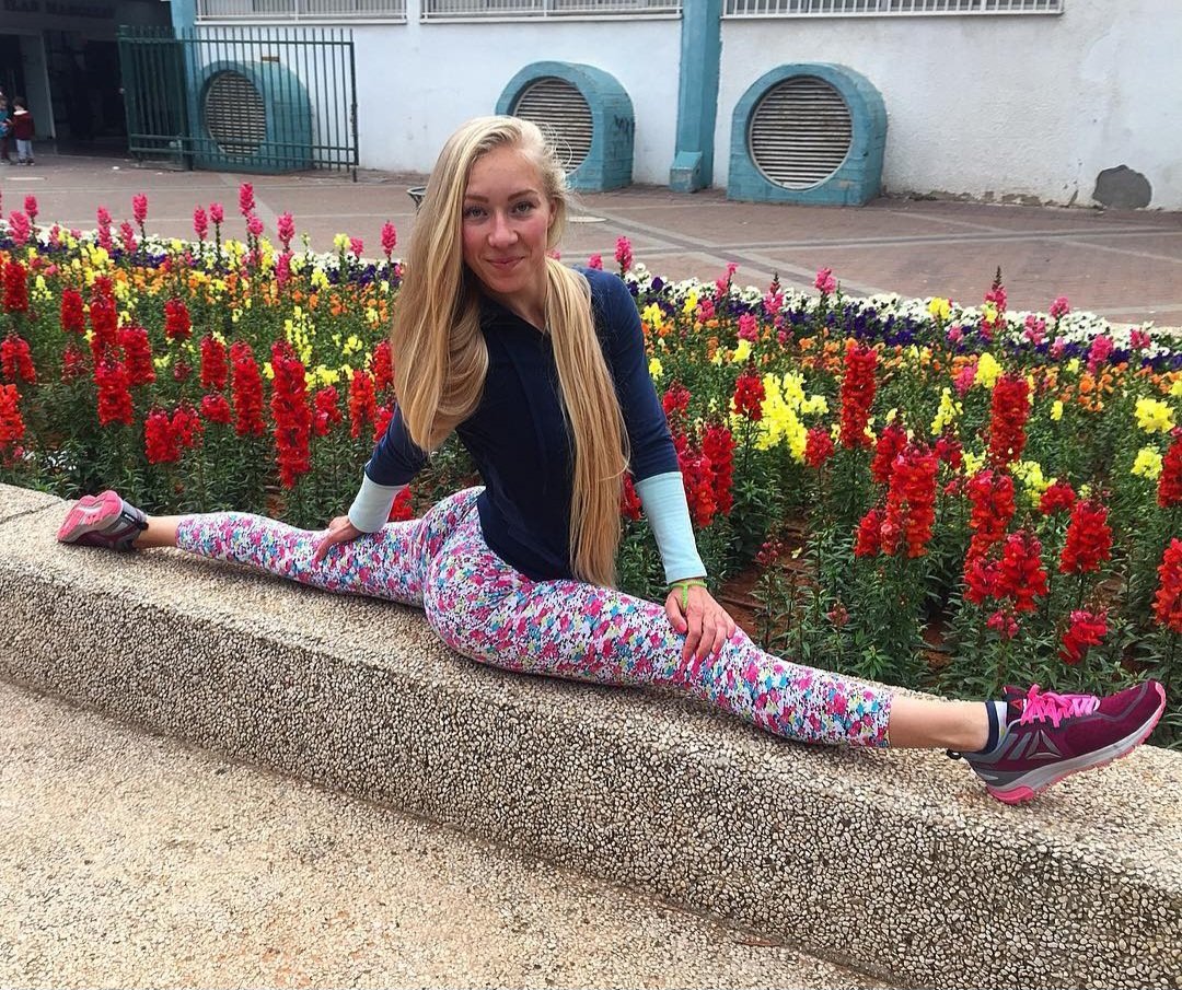 Fitness_Irina's tweet photo. Flowers🌺 #fitness #fitnessgirl #sportgirl #longhair #stretching https://t.co/T1WGaOTHIO
