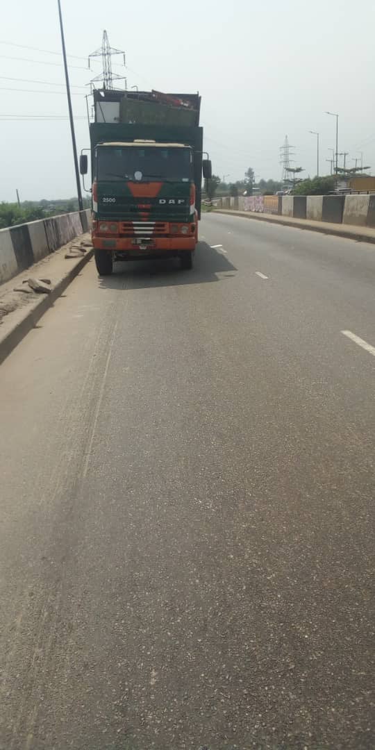 trafficbutter's tweet photo. VIA @followlastma: [1:54PM] #Ikorodu #BreakdownReportReport of a broken down truck having boris problem at Itowolo inward Ogolonto. The driver is making an effort to repair the fault. https://t.co/rfz2qWrKWE