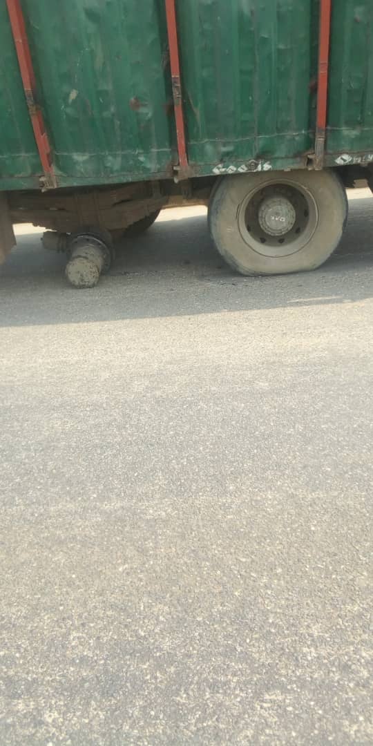 trafficbutter's tweet photo. VIA @followlastma: [1:54PM] #Ikorodu #BreakdownReportReport of a broken down truck having boris problem at Itowolo inward Ogolonto. The driver is making an effort to repair the fault. https://t.co/rfz2qWrKWE
