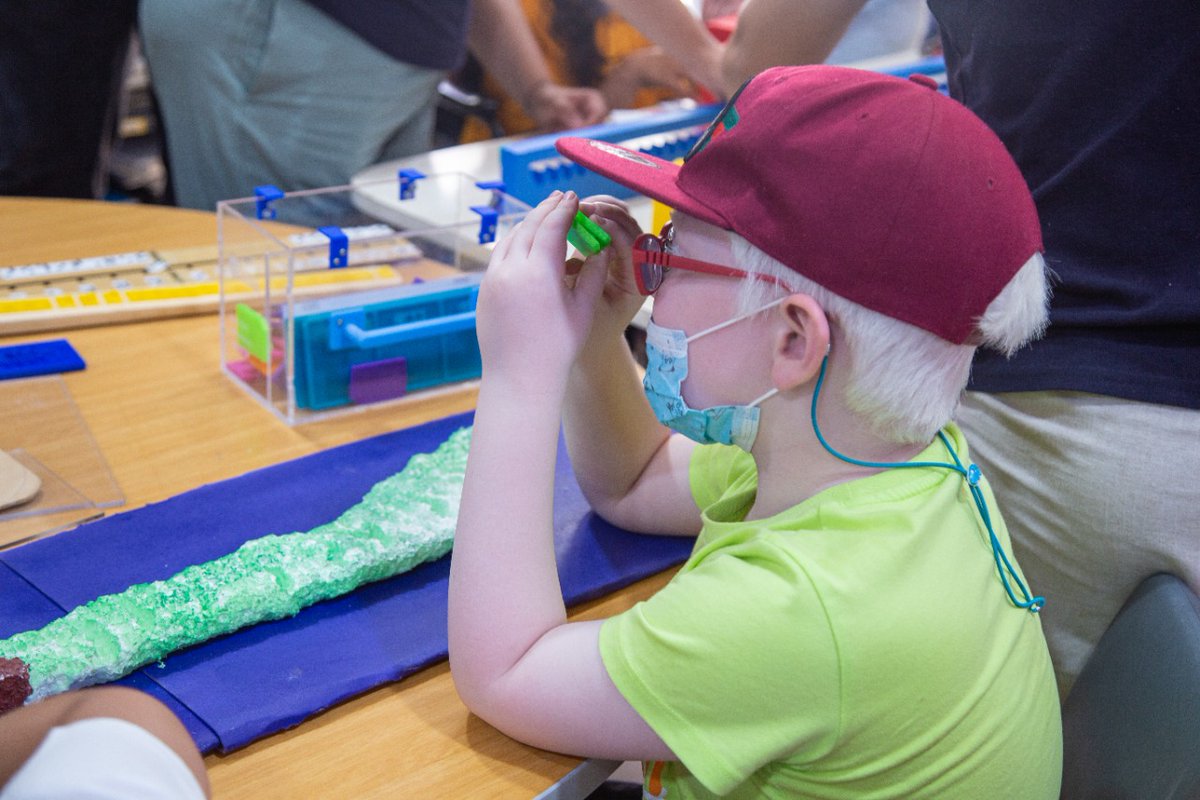 ingUtalca's tweet image. Niños/as y jóvenes con discapacidad visual del Colegio Santa Lucía de la Cisterna, recibieron materiales didácticos desarrollados por estudiantes de la #FacultadDeIngeniería de nuestra Casa de Estudios a través del espacio de innovación #Makerbox.

#SomosIngenieriaUtalca