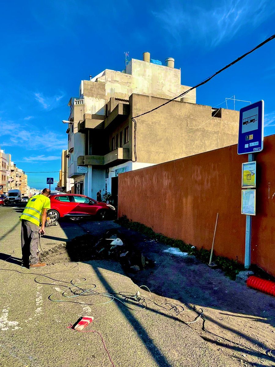 mapdelpino's tweet photo. Comenzamos la obra de instalación de la nueva marquesina en la parada de guaguas de El Semillero, en Almatriche.
Un compromiso adoptado desde la #AUTGC con las asociaciones de vecinos y vecinas de @AlmatricheBajo y @almatriche_alto. https://t.co/I6PyyBEWNC