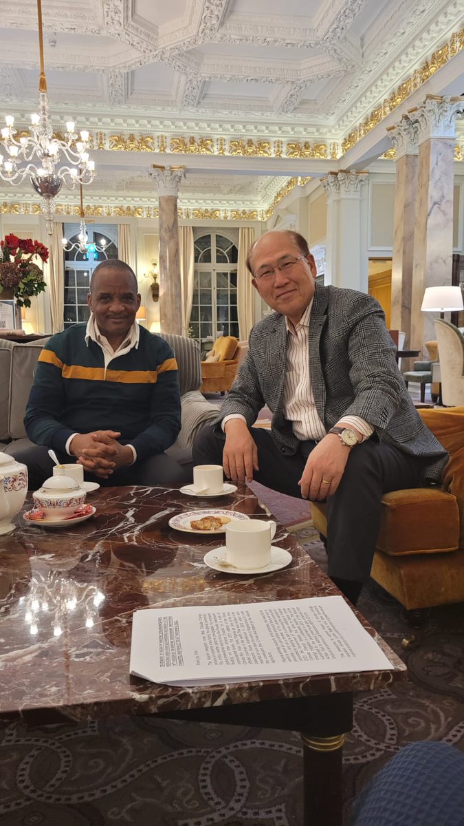 JamohBashir's tweet photo. Earlier today in London, on the sidelines of the 79th Session of the Maritime Environment Protection committee, I met with the Secretary-General of the International Maritime Organization, HE Kitack Lim where we discussed maritime decarbonization and reducing greenhouse emissions https://t.co/lhP5MlVC43