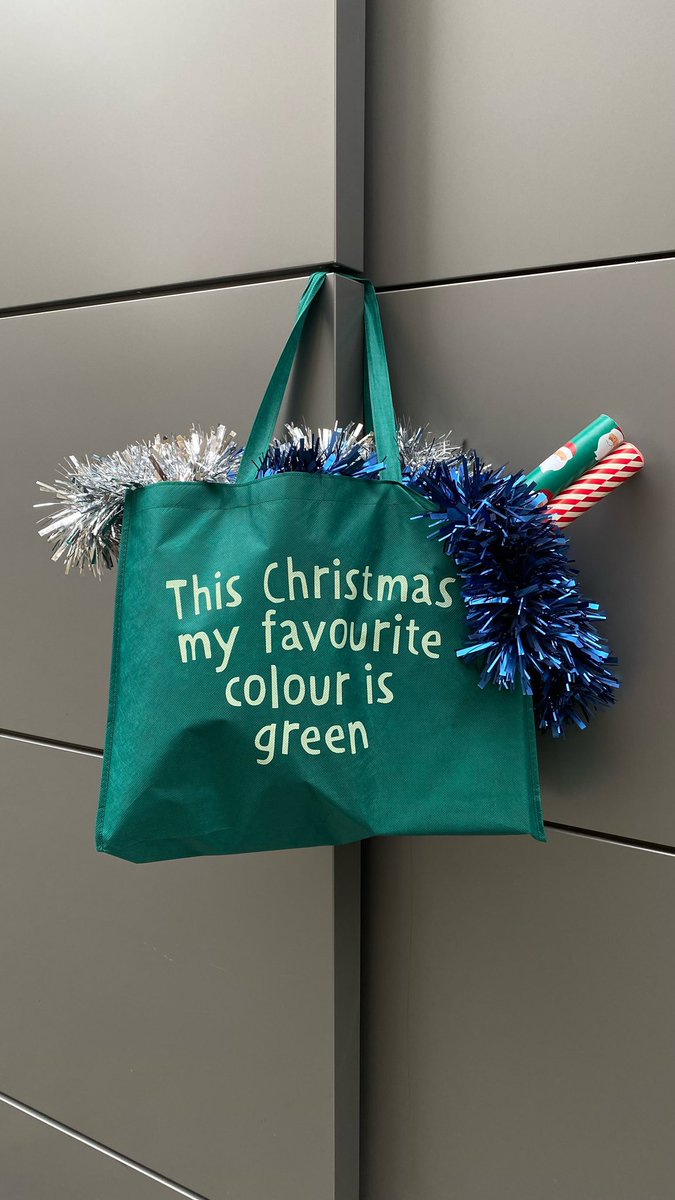 #FelizLunesATodos Preparando la oficina para la navidad 🎄❄️🫢