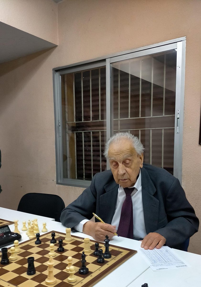 davidllada's tweet image. Manuel Alvarez turns 101 today. Yesterday he played with his club in the first round of Madrid’s chess league.

📷: @MarianoGD