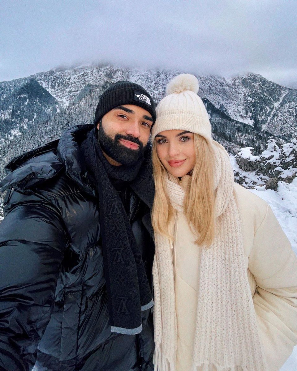 Influencer tweet media