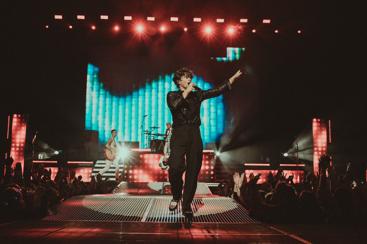 TheVampsband's tweet photo. Birmingham thank you so much for last night, home town show for two of us and you made it special ✨ https://t.co/5UuvKTeWaB