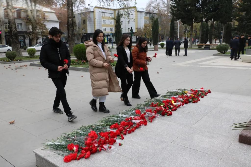 12 Dekabr - Ümummilli Liderin anım günü ilə əlaqədar mərkəzimizin və Mingəçevir regional "ASAN xidmət" Mərkəzinin könüllüləri Heydər Əliyevin abidəsini ziyarət edib, önünə gül dəstələri qoyub.
#AzGF #GİKM #MingəçevirGİKM #MingəçevirGəncləri #ÜmummilliLider #HeydərƏliyev