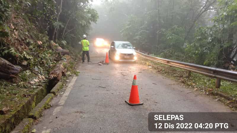 Roadcare Bentong & Raub (@rcbentong) on Twitter photo #teamroadcare kerja bersih #pokoktumbang di FT148 - JALAN TURUN BUKIT FRASER
@MOWorks <a href="/ZTTCSFJ/">ZTT CSFJ</a> <a href="/JKRPAHANG/">JKR PAHANG</a> <a href="/Roadcare_HQ/">ROADCARE (M) SDN BHD</a> <a href="/JKRBentong/">JKR Daerah Bentong</a> <a href="/JKRPAHANG/">JKR PAHANG</a> <a href="/IrZulkefly/">Mohd Zulkefly S</a> #teamroadcare kerja bersih #pokoktumbang di FT148 - JALAN TURUN BUKIT FRASER
@MOWorks <a href="/ZTTCSFJ/">ZTT CSFJ</a> <a href="/JKRPAHANG/">JKR PAHANG</a> <a href="/Roadcare_HQ/">ROADCARE (M) SDN BHD</a> <a href="/JKRBentong/">JKR Daerah Bentong</a> <a href="/JKRPAHANG/">JKR PAHANG</a> <a href="/IrZulkefly/">Mohd Zulkefly S</a>